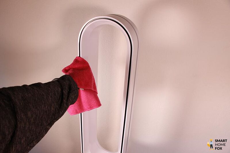 Der Luftring vom Dyson Purifier Cool Autoreact TP7A Luftreiniger wird mit einem weichen, fusselfreien Tuch gereinigt